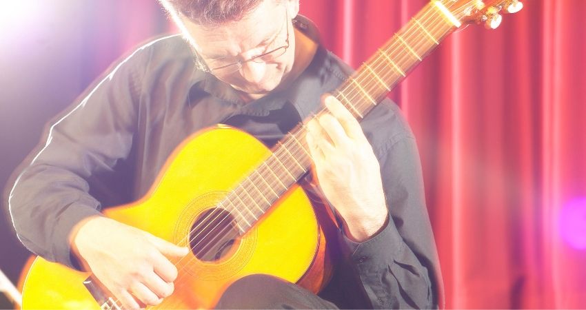 Aprender a tocar violão na postura clássica