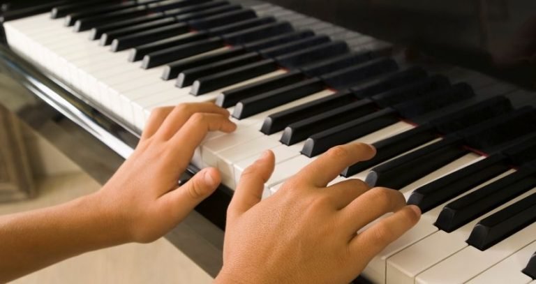15 Dicas Para Aprender a Tocar Teclado → Fácil e Rápido (TOP)